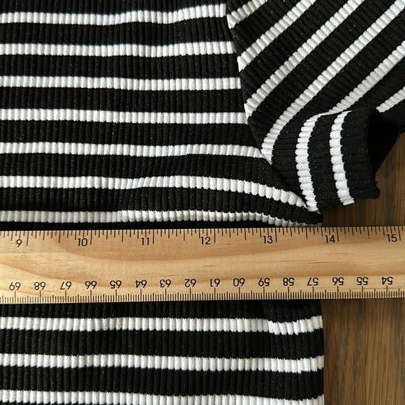 Aura Cropped Tee T-Shirt sz M-L Women’s Ribbed Black White Stripes Stretch Comfy - Picture 5 of 5